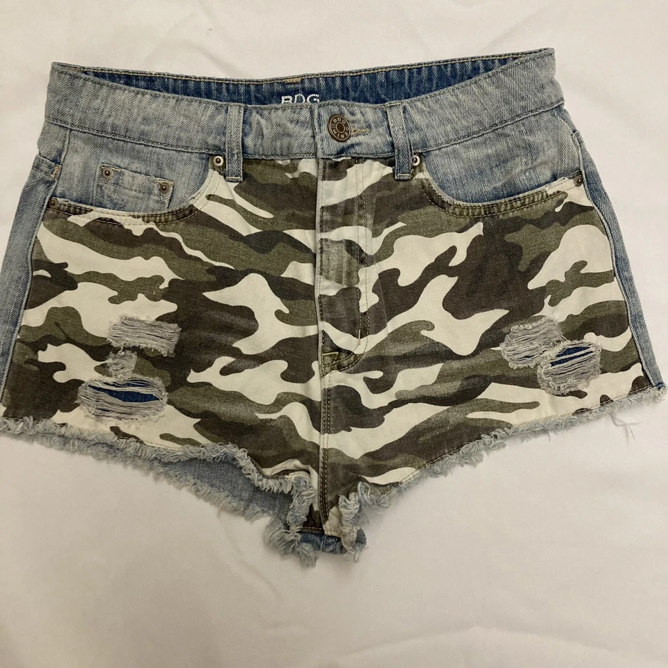 Pantalones Cortos Camuflaje BDG Mujer Tiro Alto DREE Cheeky Camuflados Envejecidos Talla 29 Foto 2 de 4