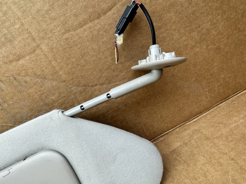 Dodge Grand Caravan 2001-2007 pasajero lado derecho parasol gris iluminado Foto 4 de 4