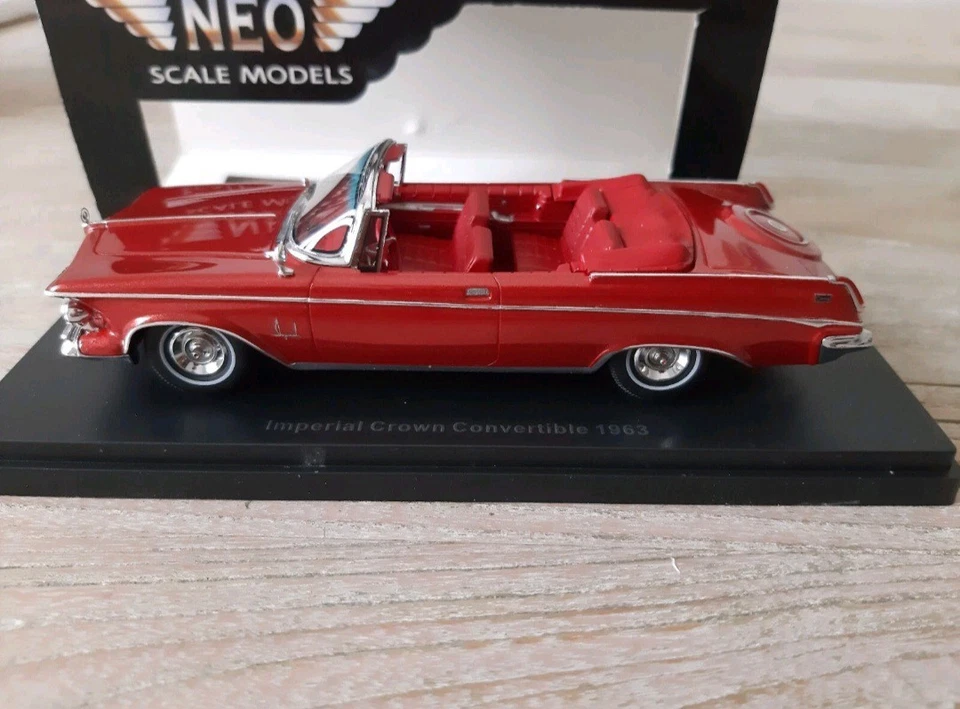 Neo Scale Models Chrysler Imperial Crown Convertible 1963 1:43 - Immagine 4 di 4
