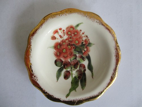 COLLECTORS PLATE CERAMIC PLATE GILT EDGED AUSTRALIAN MADE DOGS FLOWERS PLAY - Picture 2 of 7