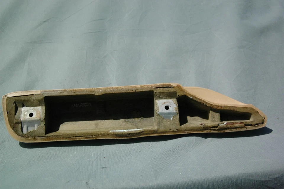 Reposabrazos de panel de puerta Fairlady 1980-1983 Datsun 280ZX diestro OEM (bronceado) Foto 3 de 4