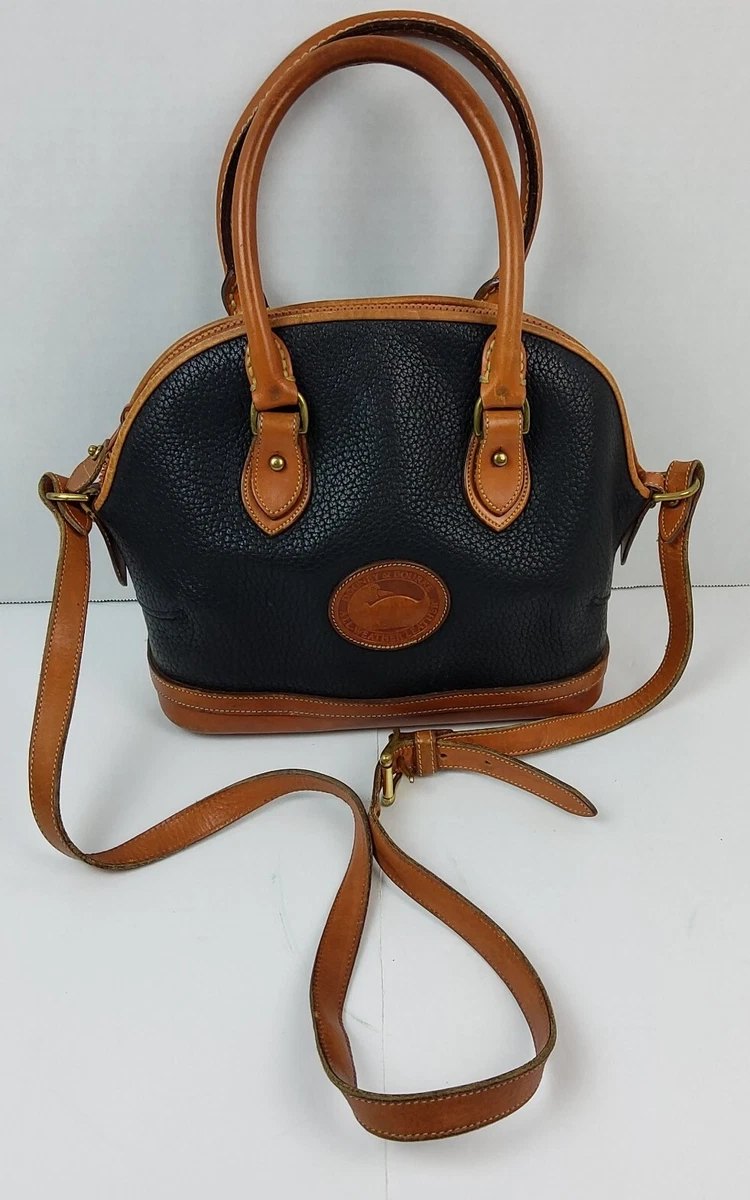 Bolso Bandolera Dooney & Bourke Aimee De Cuero Granulado - Negro, Correa Ajustable, Multiple Bolsillos