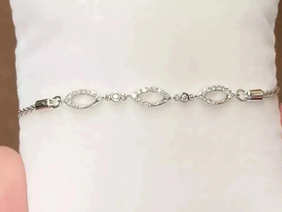 Brazalete de cadena Bolo para mujer enchapado en oro blanco de 14 k diamante simulado corte redondo de 2 quilates Foto 3 de 4