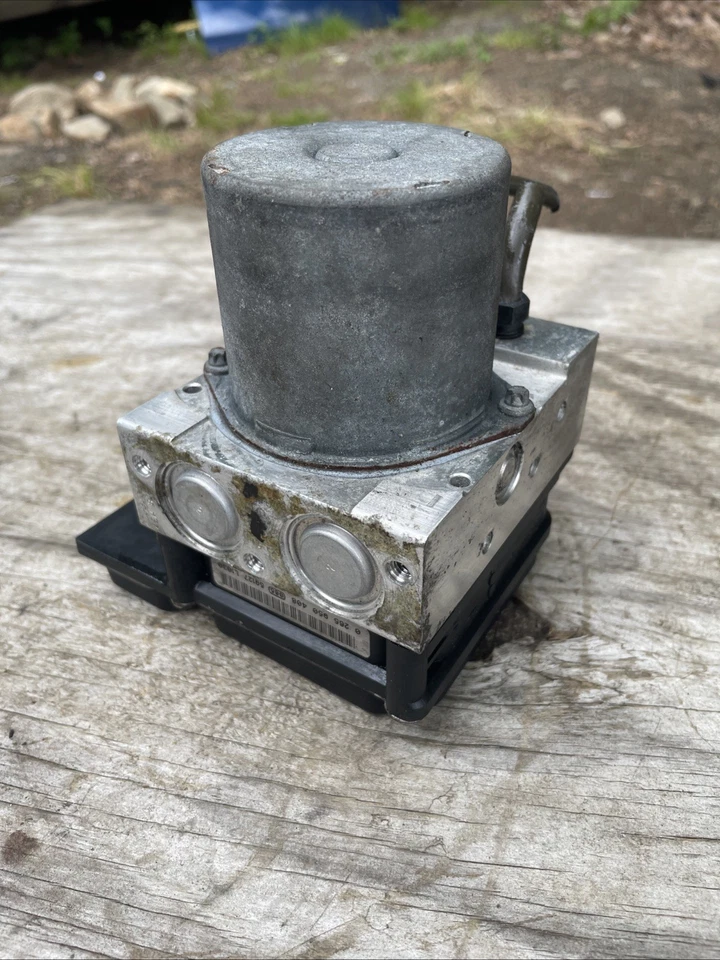 2006 BMW 550i Anti Lock Brake ABS Pump 3451 6774848-01 - Image 2 of 4