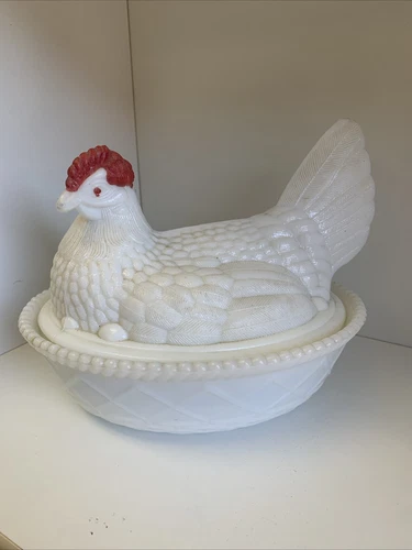VTG WESTMORELAND White Milk Glass Hen On Nest Covered Dish: Red Comb & Eyes 7.5”