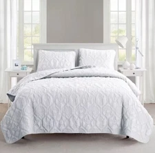 VCNY Home King Quilt Set Charming Geometric Design Bedding White Lightweight New
