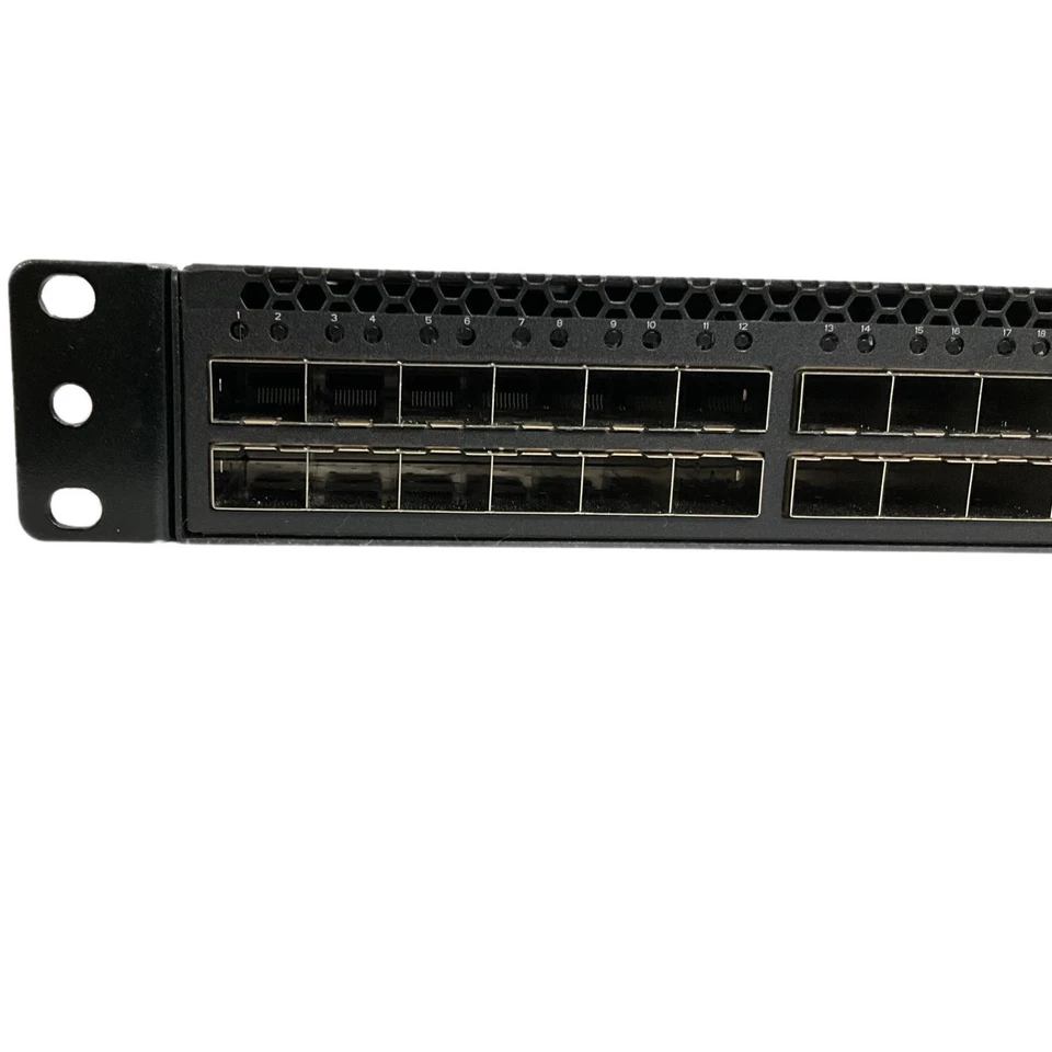 Switch 48 puertos 10 GB SFP+ Quanta T3048-LY2 L3 R2F 2x PSU con orejas | 4x 40 GbE QSFP+ Foto 2 de 4