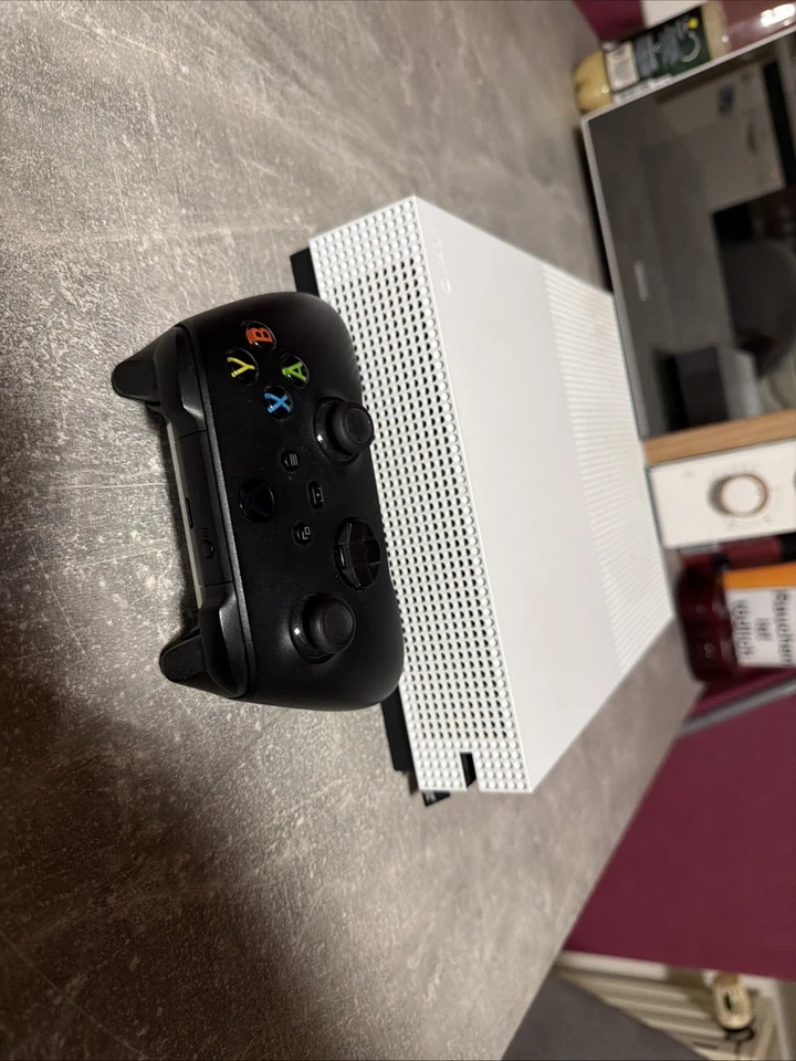 Microsoft Xbox One S 500GB, Weiß, Inkl. Controller - Bild 3 von 4