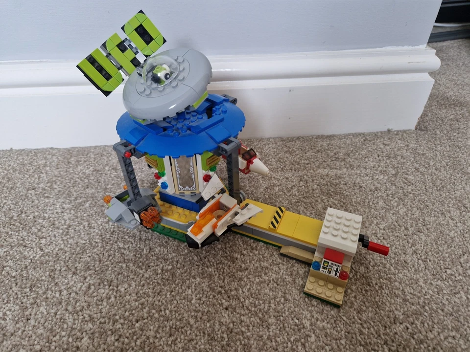 LEGO Creator 31095 Fairground Carousel, photo 1 of 5