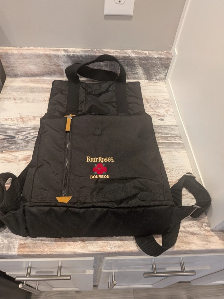 Mochila Columbia Negra Cuatro Rosas Logo Borbón Edición Promocional - Mag Close Foto 2 de 4