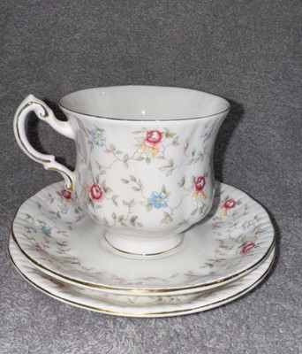 Paragon Fine Bone China Teacup & Saucers Set  First Choice  England Floral Roses