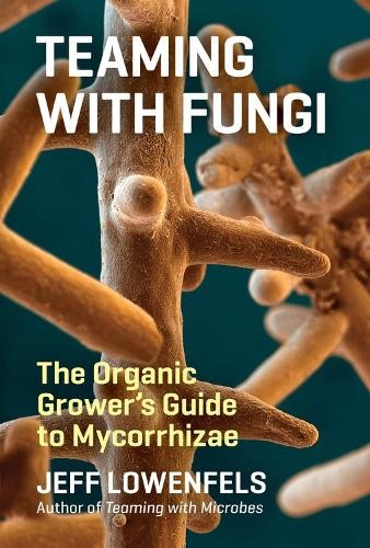 Jeff Lowenfels Teaming with Fungi (Copertina rigida)