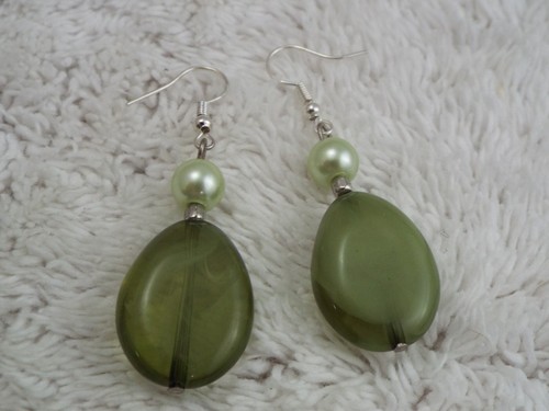 Silvertone Green Bead Pierced Earrings (C6)