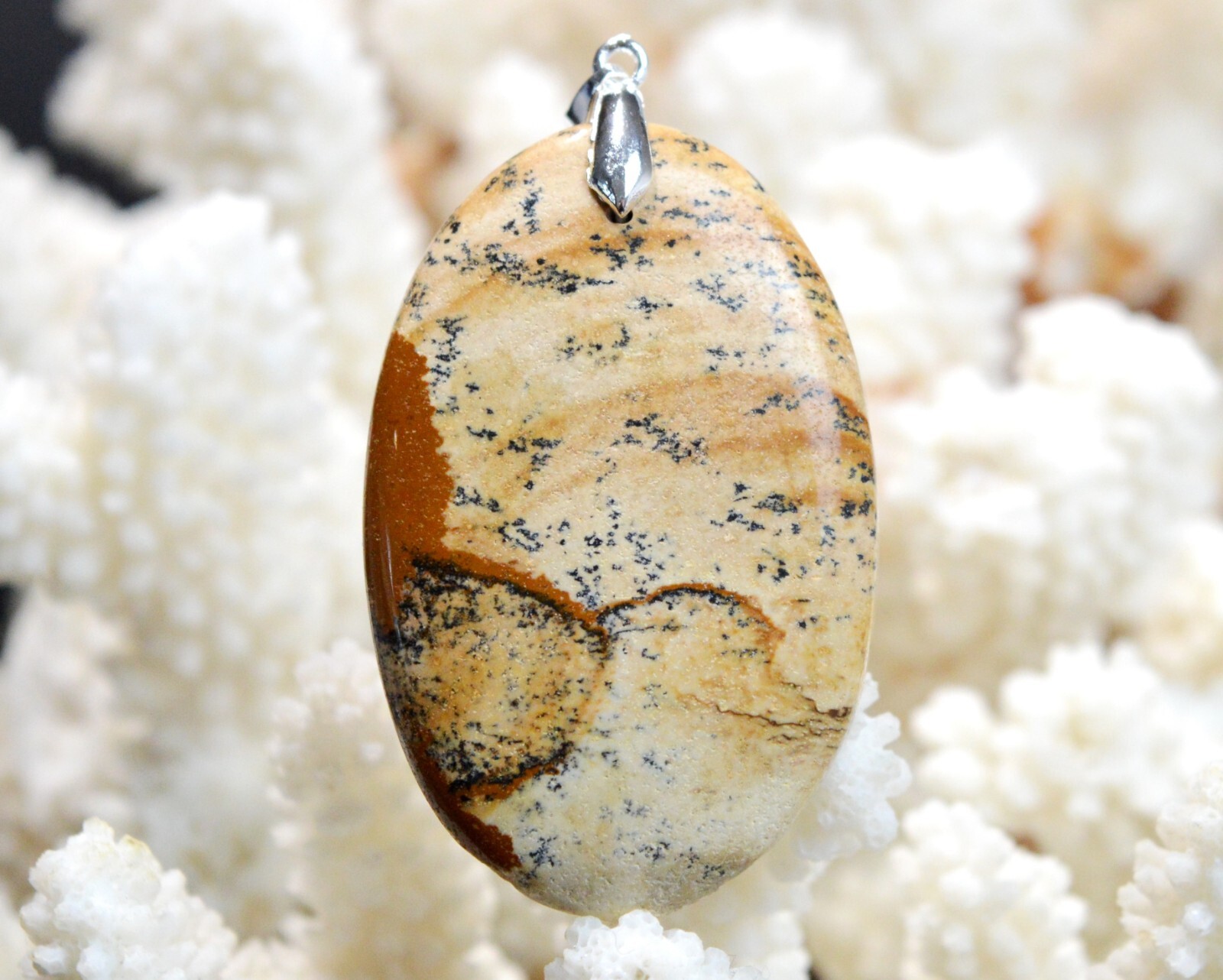 Pendentif jaspe paysage 114 carats, la pierre naturelle de Namibie contre la monotonie
