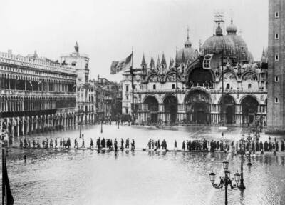 Saint Marks Square Venice Was Flooded 1950s Required Pedestrians U- Old Photo