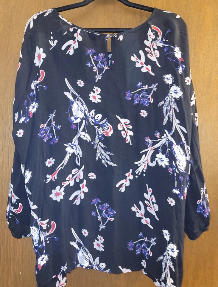 Blusa Basic Editions Negra y Floral Talla Grande 3X Ligera Manga Larga Foto 3 de 4
