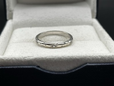 Sterlingsilber mit kleinen Diamant-Akzenten in den geschnitzten Sternen am Ring Gr.7,5