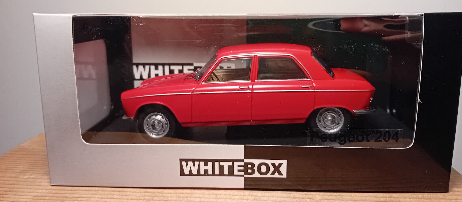 1:24 WHITEBOX Peugeot 204 1968 Red WB124181 modellino auto