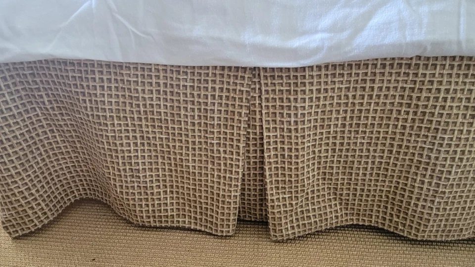 Falda Cama Queen A Cuadros Beige Granja $29.99 O Mejor Oferta. Foto 3 de 4