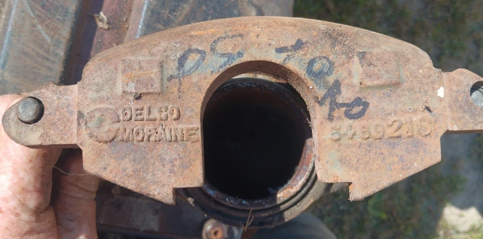 Pinza de freno delantera derecha de un Oldsmobile Toronado 1970 N.º de parte: 6489215 Foto 2 de 4