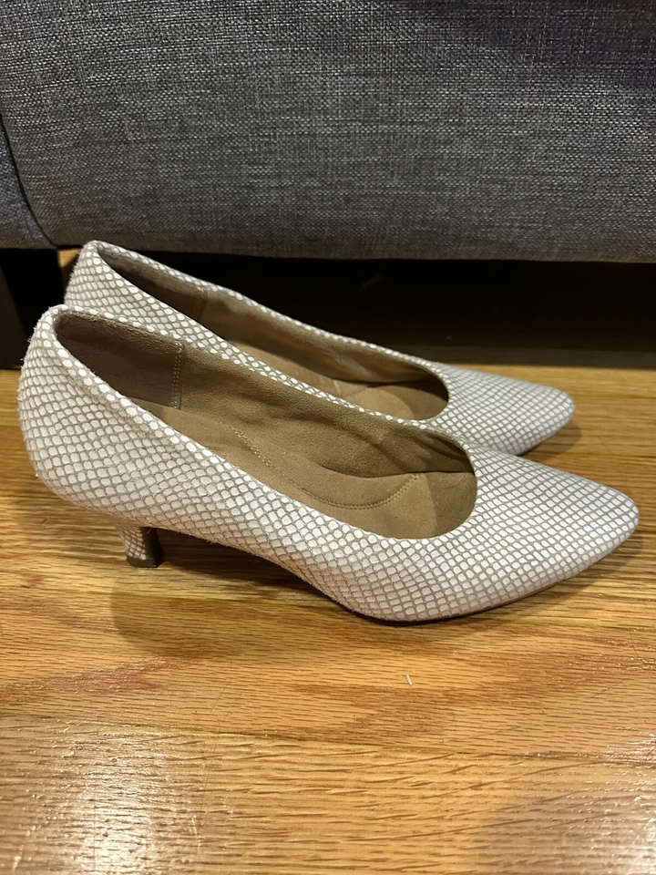 Aerosoles Stardom Blanco Texturizado Serpiente Estampado Punta Tacones Talla 7.5 Foto 2 de 4