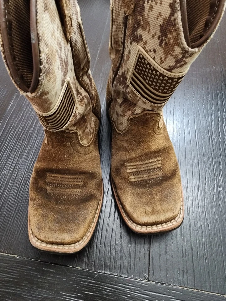 Ботинки вестерн Ariat Patriot для мальчиков 9,5 коричневые камуфляжные с американским флагом кожаные с квадратным носком - Изображение 2 из 4