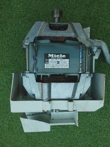 Motor aus Waschmaschine MIELE NOVOTRONIC W 153 F