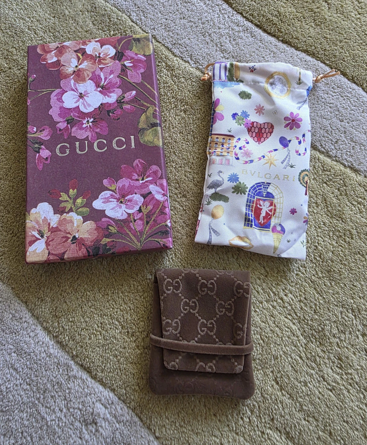 Véritable pochette Gucci originale et pochette Bvlgari