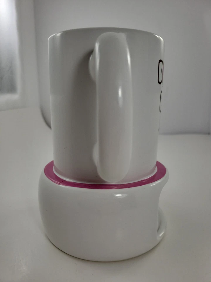 Taza de café Coffee And A Donut Hole Donut Hole in Big Mouth Inc. blanca/rosa, 16 oz Foto 2 de 4