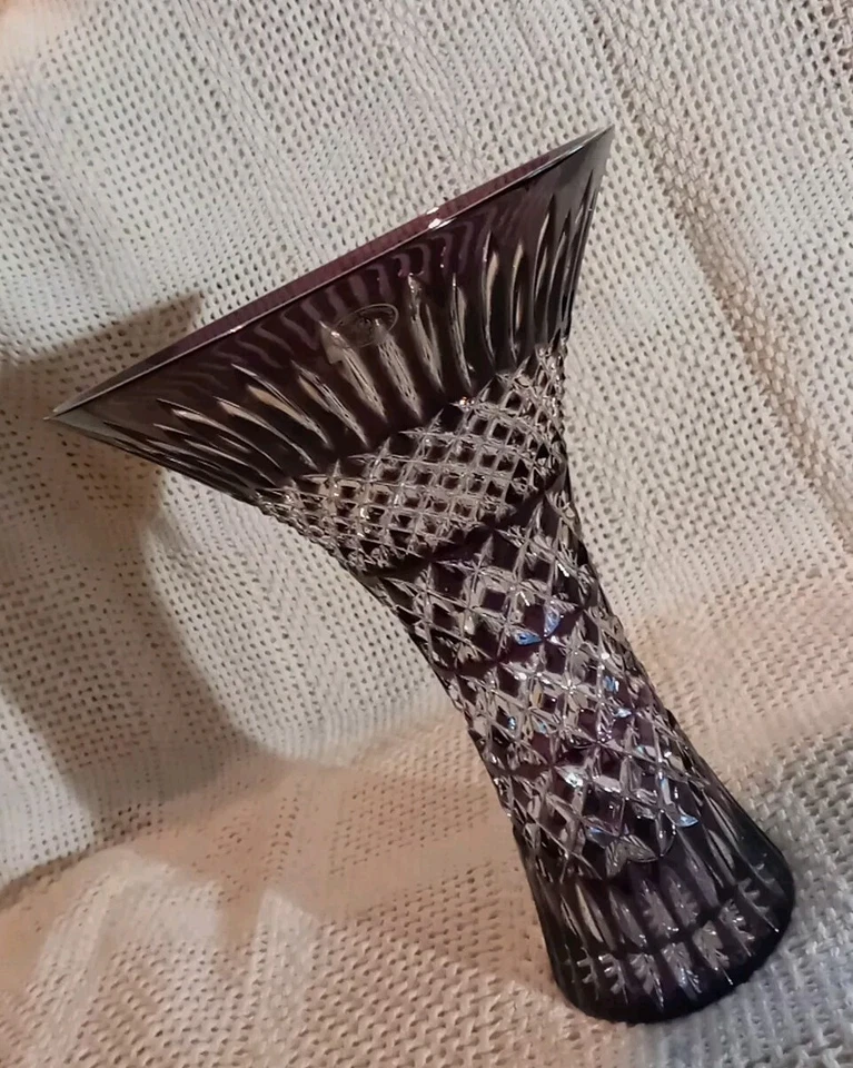 Antigo.Uniq Ajka cristal 24% Pbo intrincado vermelho rubi cortado à mão em vaso de cristal. Hungria - Imagem 3 de 4