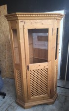 Altholz Eckvitrine beleuchtet mit 3 Einlegeböden