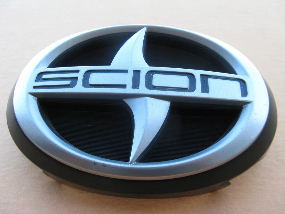 04 05 06 SCION XB FRONT GRILLE EMBLEM LOGO BADGE SIGN SYMBOL USED OEM A47076 - Image 2 of 4