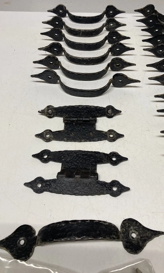 Lote de 55 peças de puxador e dobradiça vintage recuperada recuperada com parafusos góticos - COMO ESTÁ - Imagem 4 de 4