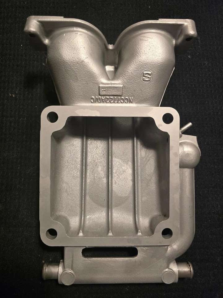 Codo de salida de intercooler Jaguar XK8 XKR y XJR AJ82550 Foto 2 de 4