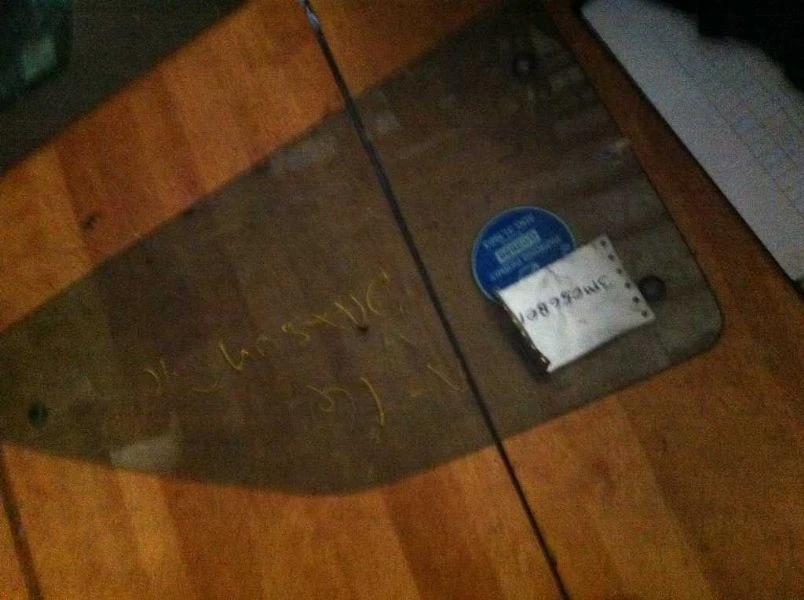 79-82 Datsun 310 cuarto de conductor izquierdo sedán de cristal Foto 4 de 4