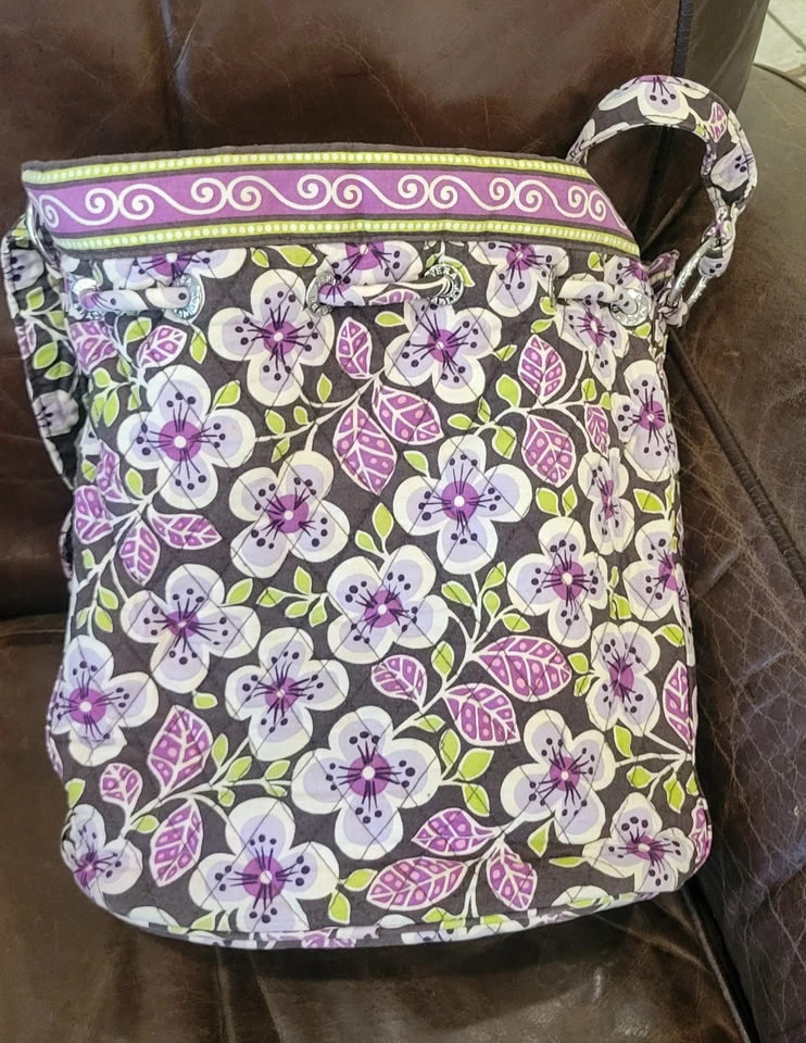 Bolso Vera Bradley Pétalos de Ciruela Cubo y Cordón con Correa Bandolera Ajustable Foto 3 de 4
