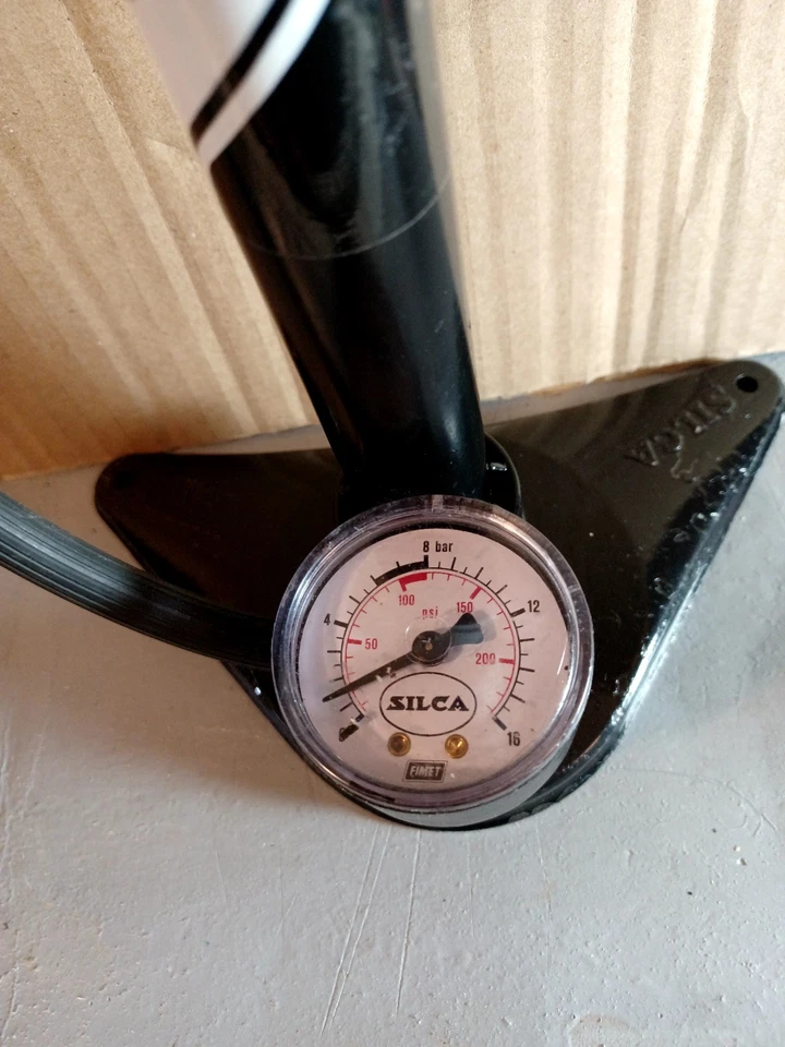 Combo de bomba de piso/pista Silca Pista Plus calibre PSI/BAR y válvula Presta/Schrader Foto 3 de 4