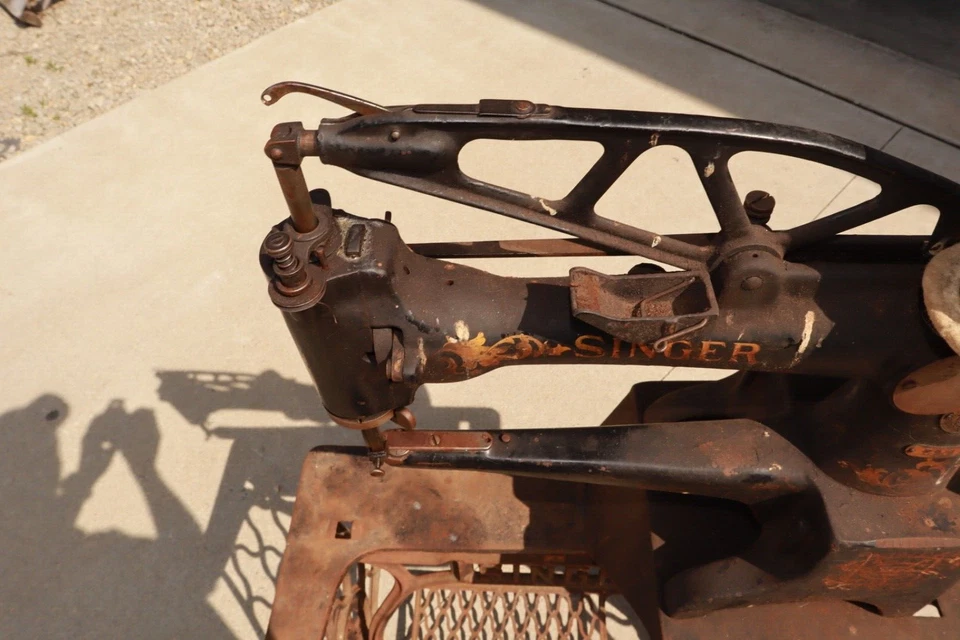 Antigua máquina de coser Singer Cobbler 29-4 usada con soporte SOLO RECOGIDA Foto 2 de 4