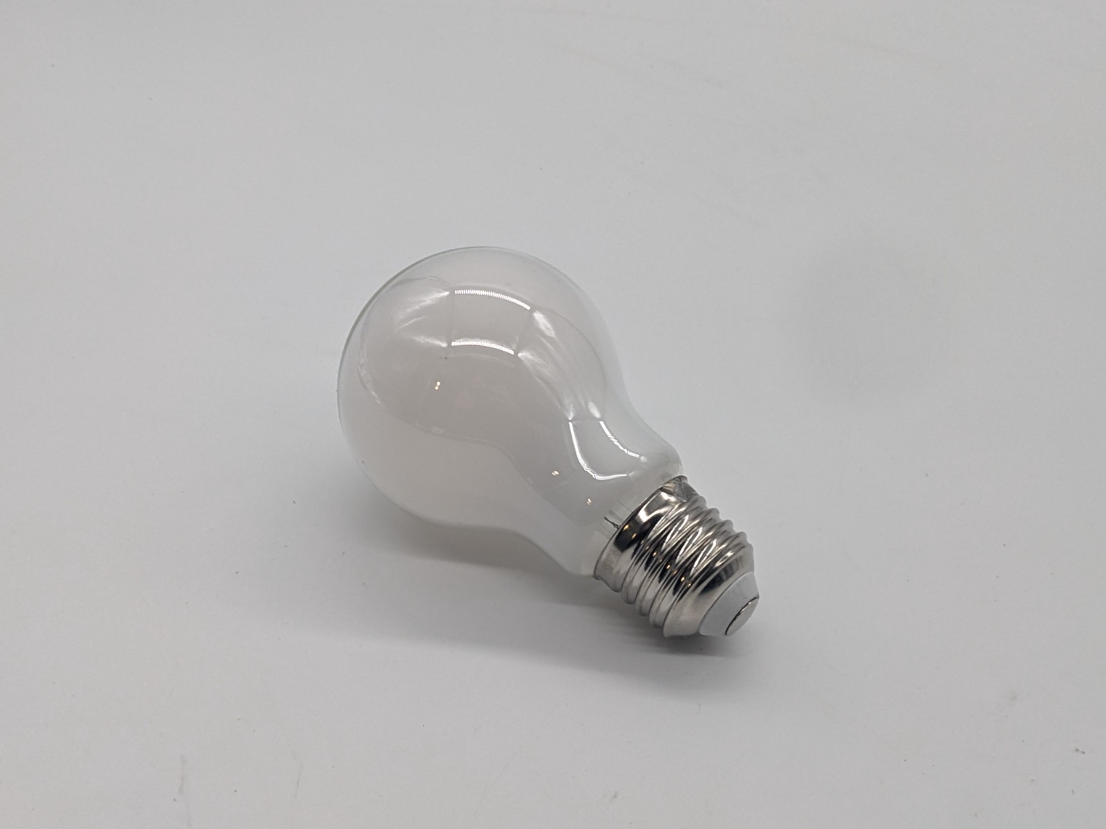 Philips LED premium frosted A60 llght bulb E27 4.5W 40W 9290012429D READ DESCRIP