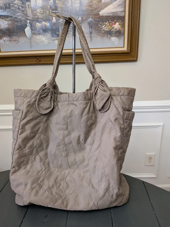 Bolso de hombro acolchado de nailon negro Marc by Marc Jacobs con dos bolsillos laterales Foto 4 de 4