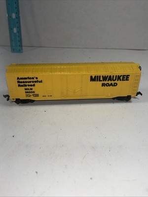 Bachmann HO Train Rolling Stock Milwaukee Road Yellow Box Car #56500