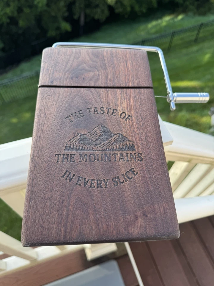 Cortadora de queso/tabla de rebanar de nogal negro macizo hecha a mano Foto 2 de 4