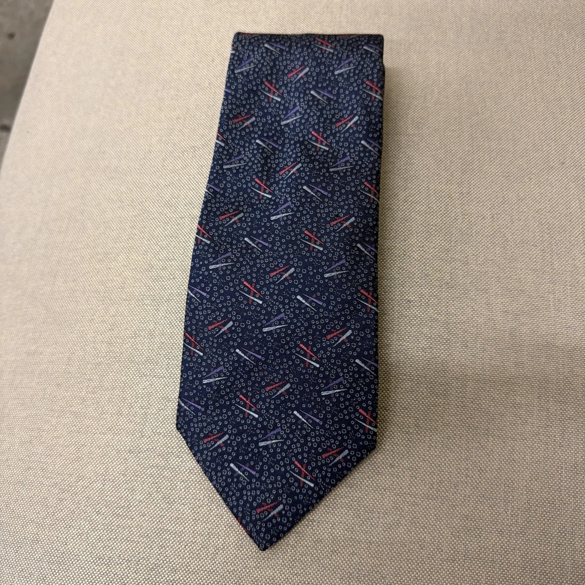 Cravate Hermès En Soie - Motif Brodé Logo H Et Cheval - Bleu Marine - Occasion Très Bon État