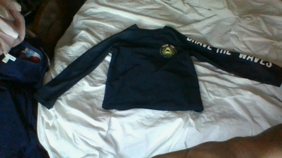 Blusa de banho Oshkosh tamanho 6 "BRAVE THE WAVE" Shark Long Slv *Falhas: Snags/Pilling - Imagem 2 de 4