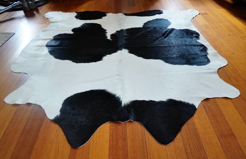 A Bold Design - A Wonderful Classic Black & White Holstein Friesian Cowhide Rug - Foto 10 di 12
