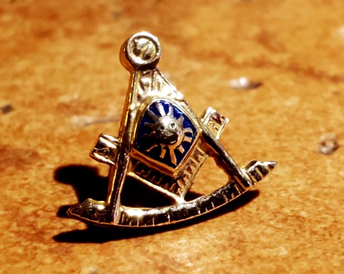 Vintage 10K Gold Masonic Blue Lodge Past Master Lapel Pin