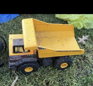 This is a vintage 1980s Tonka Turbo Diesel XMB-975 dump truck.