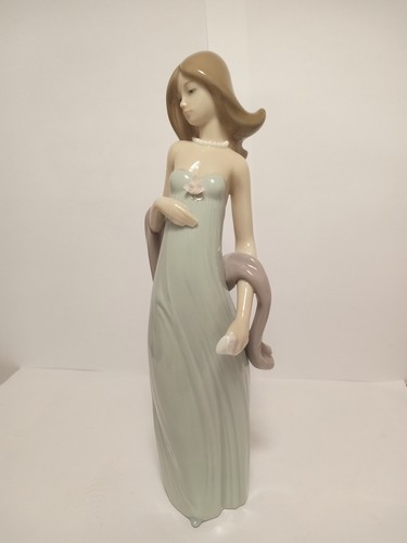 Lladro - 5487 - Daisa 1987. Ingenue Porcelain Figurine. Height 7.75" - Picture 3 of 8