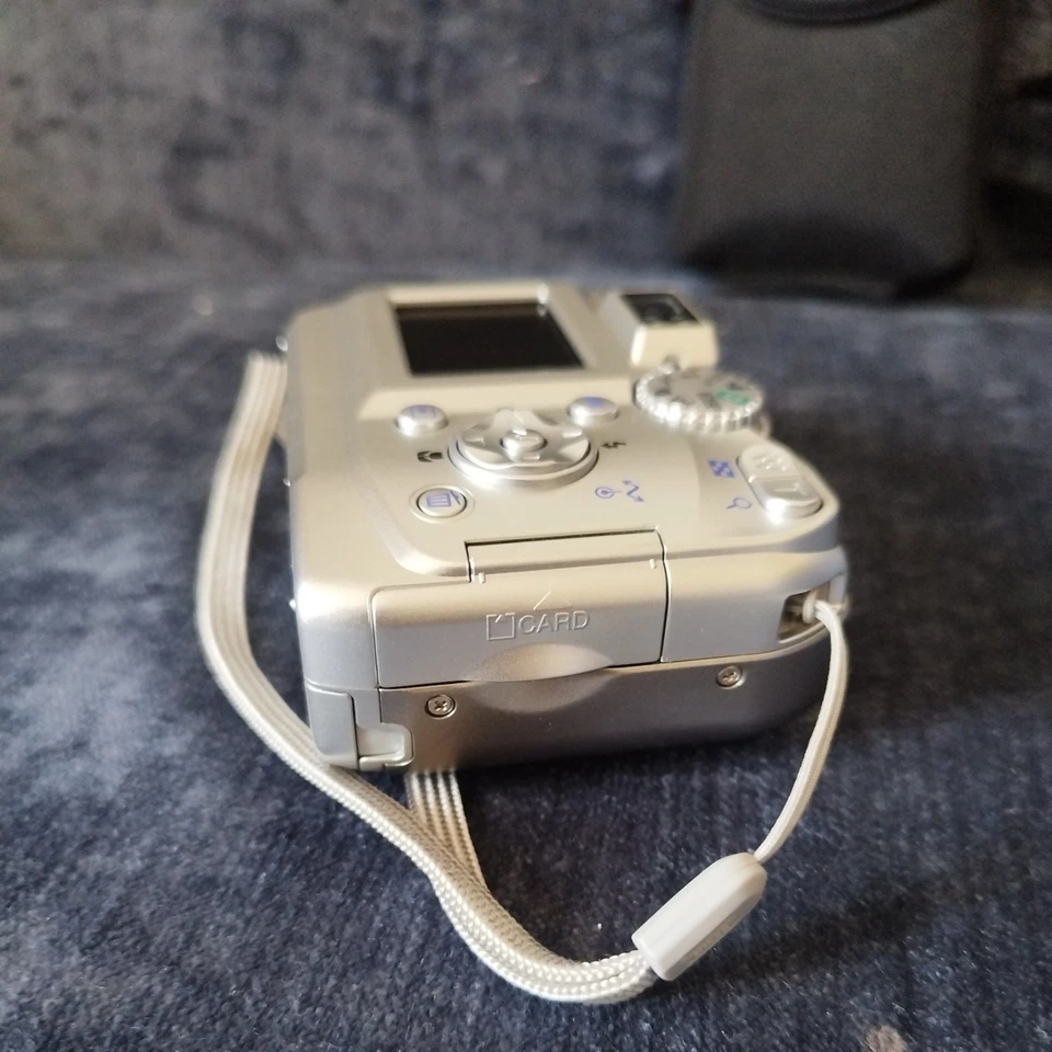 Nikon Coolpix 3200 Digital Camera Compact Silver, 3.2MP + Lowepro D-Res 8S case, photo 4 of 5