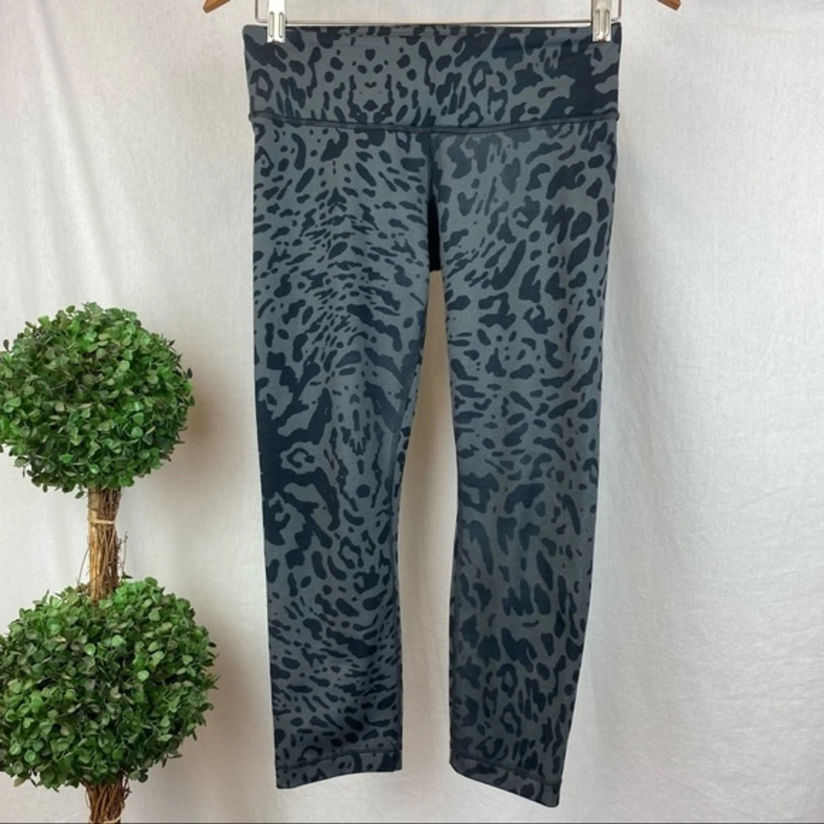 Lululemon Women s Gray Cropped Animal Print Sport Athletic Leggings 6